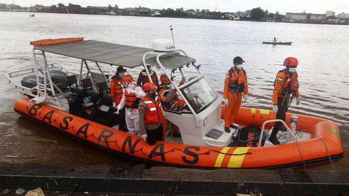 16 tàu cá Indonesia chìm khiến 10 người chết, 44 người mất tích